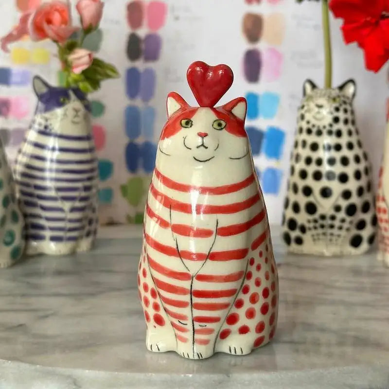 Polka Dot Ceramic Cat Bud Vase – Cute Resin Cat Flower Vase for Shelf, Desk & Home Decor